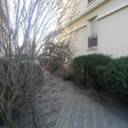 Standing Chartrons Διαμέρισμα