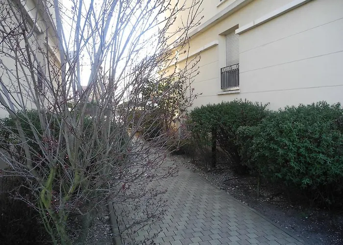 Standing Chartrons Apartament