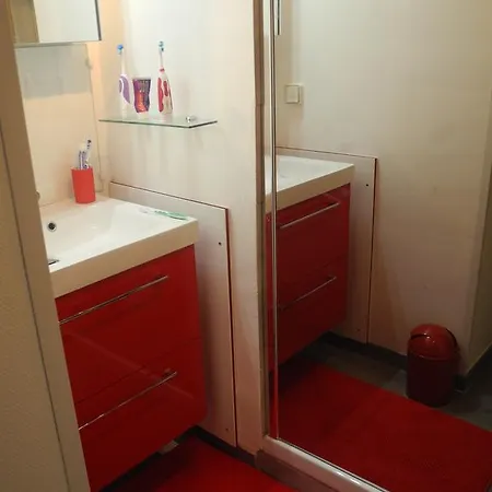 Apt Standing Chartrons Lejlighed *